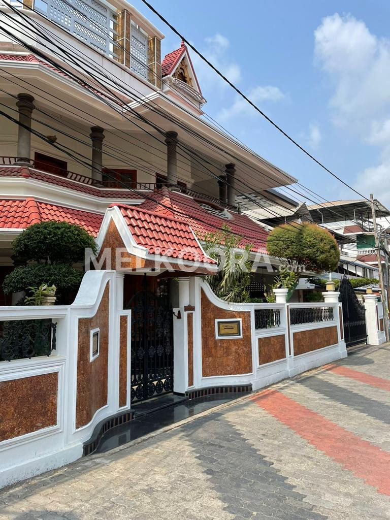 Highly Profitable Investment: 10.360 Cent, 4090.80 sq.ft 4 Bedrooms,Running Home Stay / Tourist Home Generating 3 Lakh Monthly Revenue for Sale at Kaloor – Asking Price Rs. 4 Cr