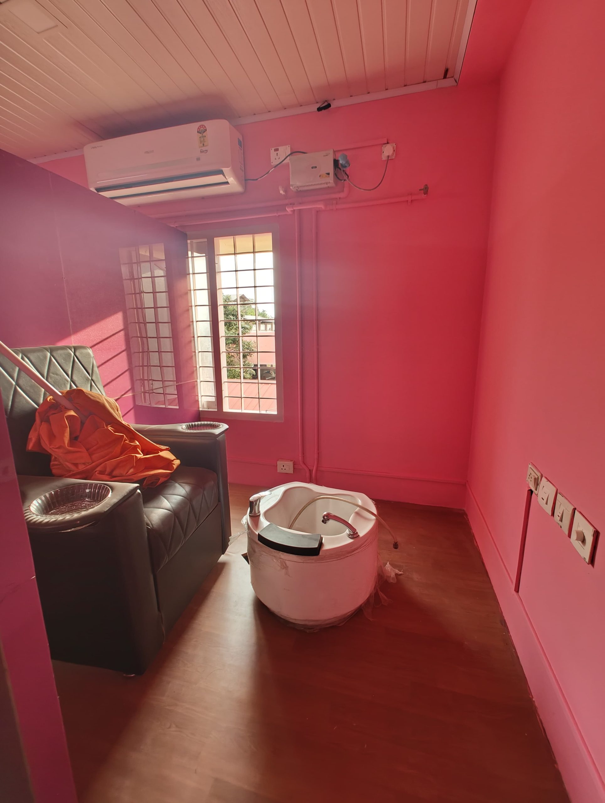 900Sqft Fully Furnished Salon  For Rent at Elamakkara For Rs 40000/Month