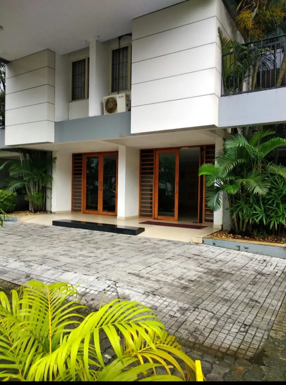 3BHK 1760Sqft Semi Furnished Flat for Sale at Kadavanthra for Rs 1 Cr